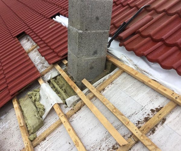 Aluskatteen korjaus savupiipun kohdalta