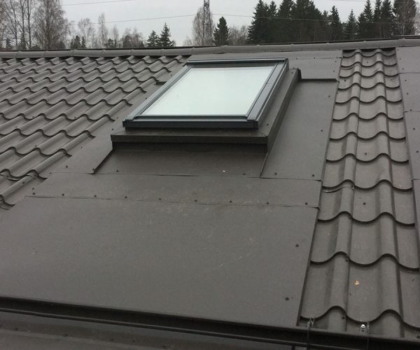 Peltikatolla oleva Velux kattoikkuna vuotaa
