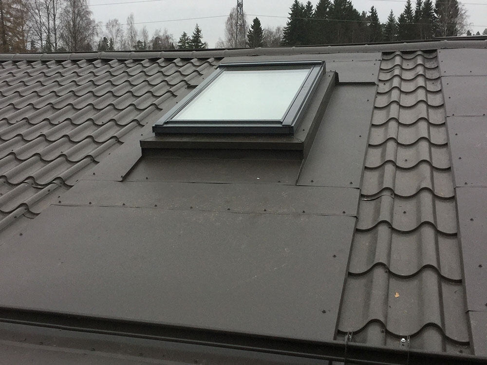 Peltikatolla oleva Velux kattoikkuna vuotaa Peltikatolla oleva Velux kattoikkuna vuotaa