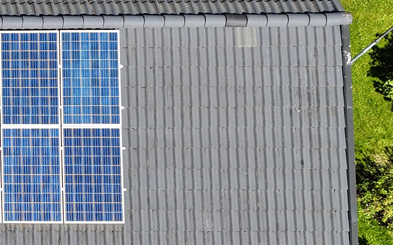 Rikkinäisten tiilien vaihto aurinkopaneelien alta